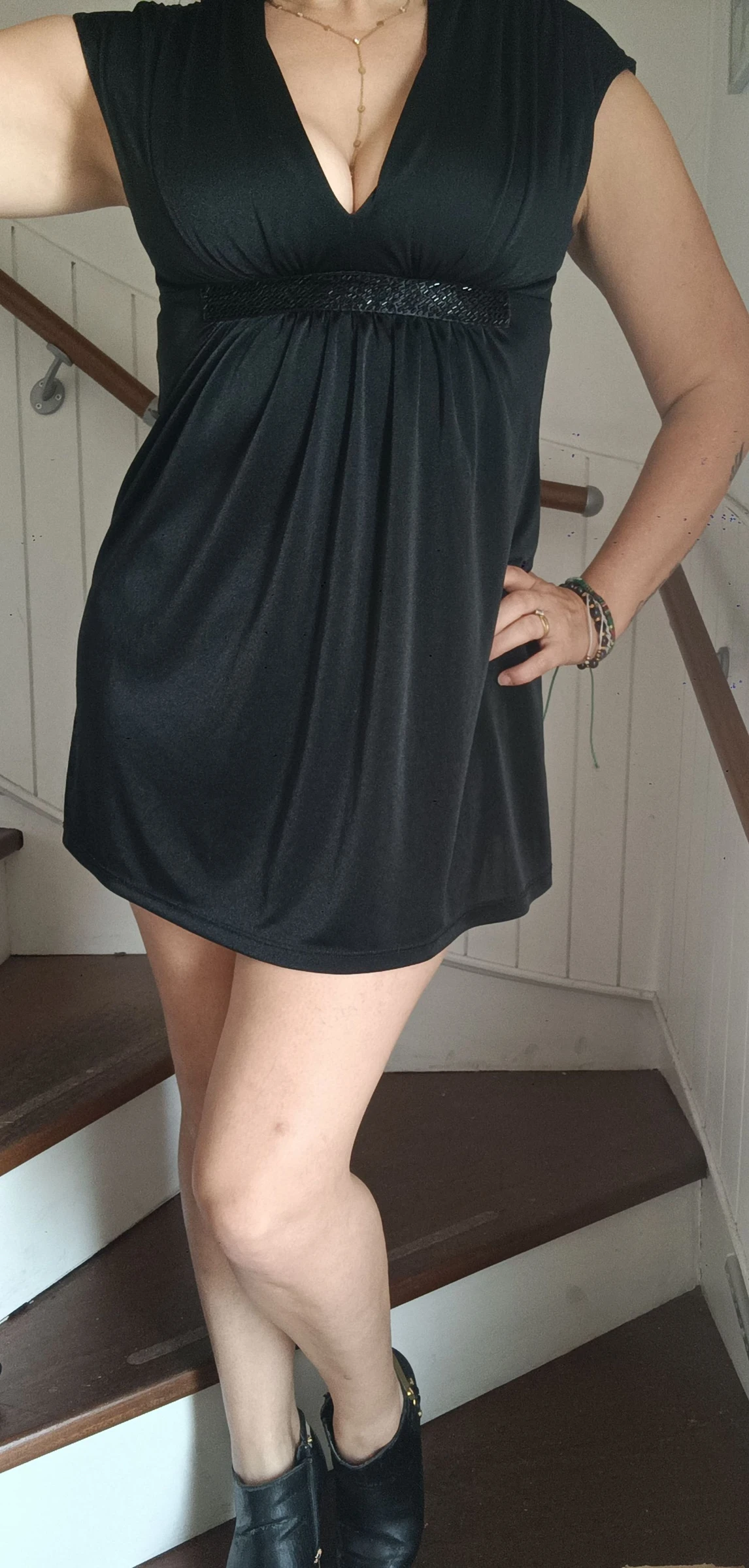 Robe courte décolleté & sequins- Express XS